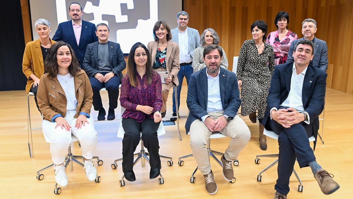 Eva Ferreira, rectora de la UPV/EHU, junto el que concurre a las elecciones