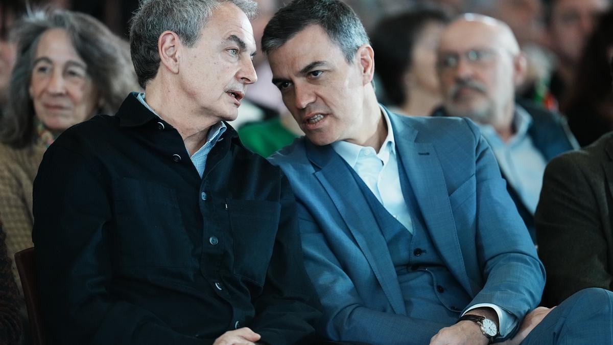 Zapatero y Sánchez conversan en un momento del acto político celebrado en Bilbao.
