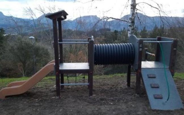 La cubierta de los juegos infantiles en el barrio de San Miguel será una de las inversiones