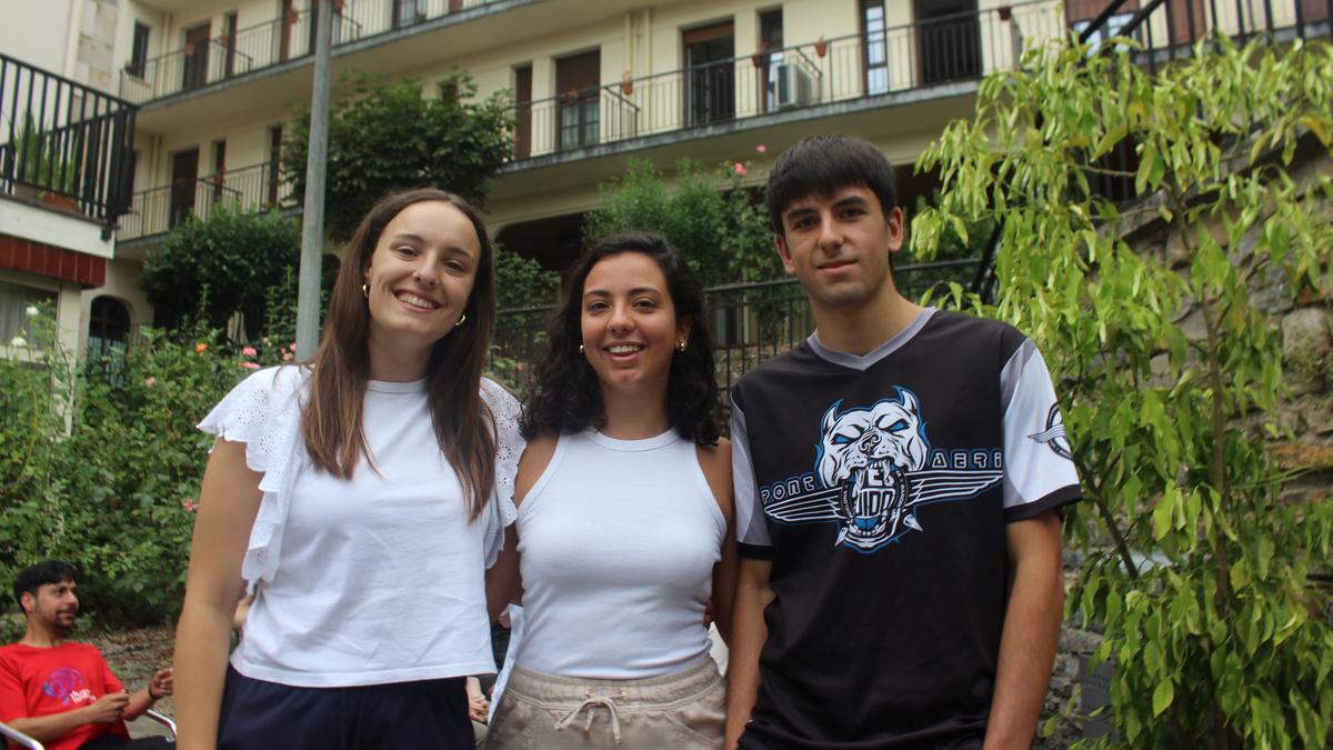 Tres jóvenes que participan en el auzolandegi: Claudia (Zaragoza), Elena (Córdoba) y Roger (Barcelona).