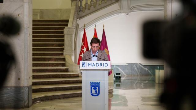Almeida durante su declaración institucional después de que la última etapa de la Vuelta fuese suspendida por las protestas propalestinas.