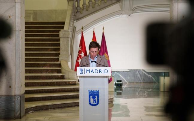 Almeida durante su declaración institucional después de que la última etapa de la Vuelta fuese suspendida por las protestas propalestinas.