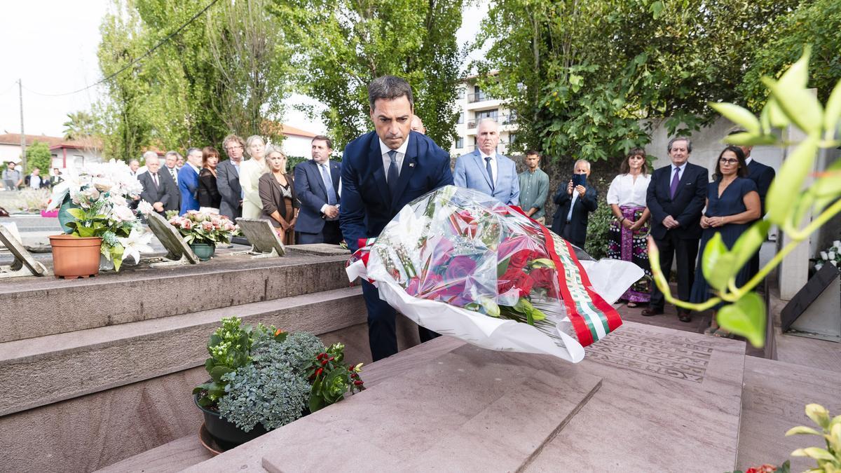 Imanol Pradales realiza una ofrenda floral en la tumba de José Antonio Agirre.
