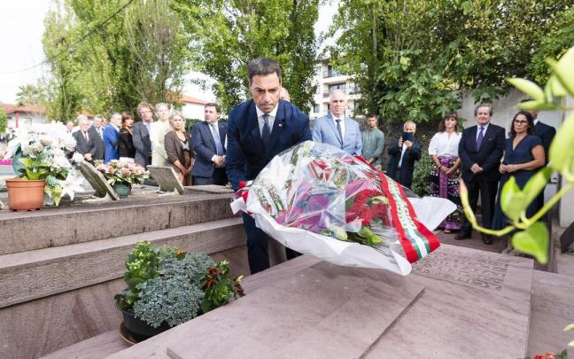 Imanol Pradales realiza una ofrenda floral en la tumba de José Antonio Agirre.