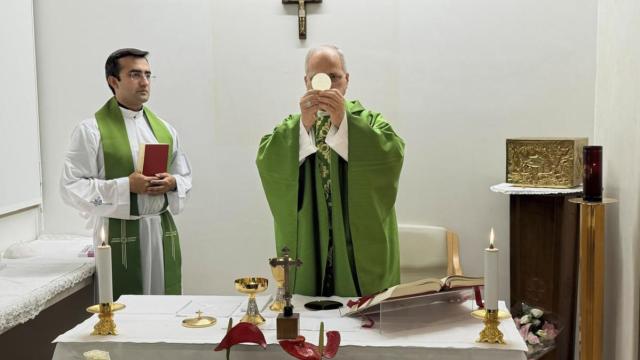 El Papa oficia una misa desde el hospital.