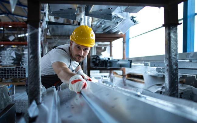 Un trabajador manipula material metálico en una fábrica. / Archivo Un trabajador manipula material metálico en una fábrica.