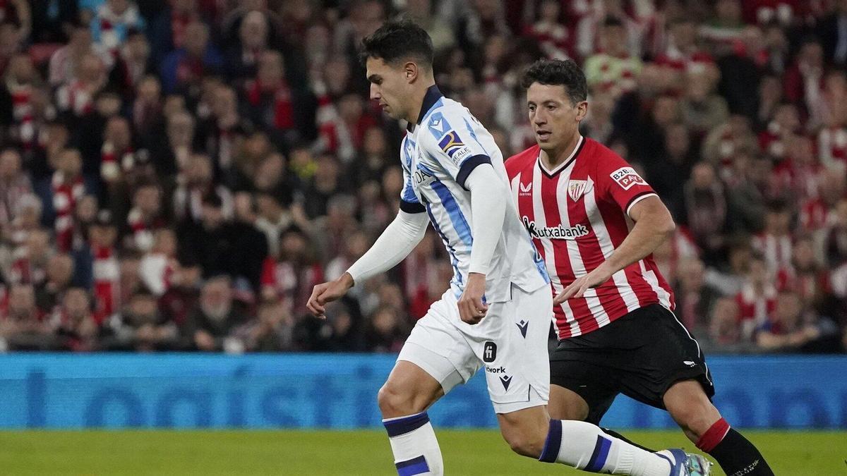 Martin Zubimendi y Mikel Vesga durante un partido entre la Real Sociedad y el Athletic. / RUBEN PLAZA