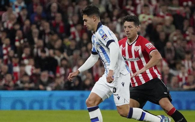 Martin Zubimendi y Mikel Vesga durante un partido entre la Real Sociedad y el Athletic. / RUBEN PLAZA
