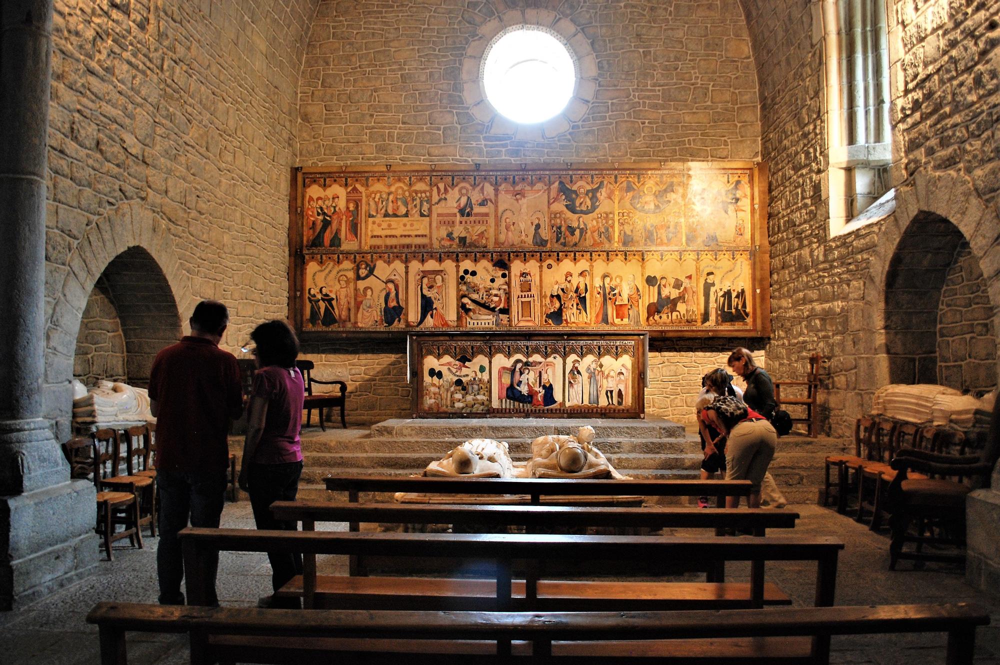 Turistas en el interior de la capilla torreón de Quejana