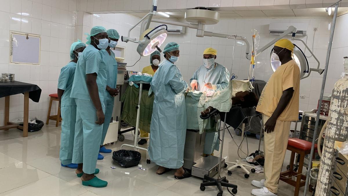 El equipo de cirugía en una operación.