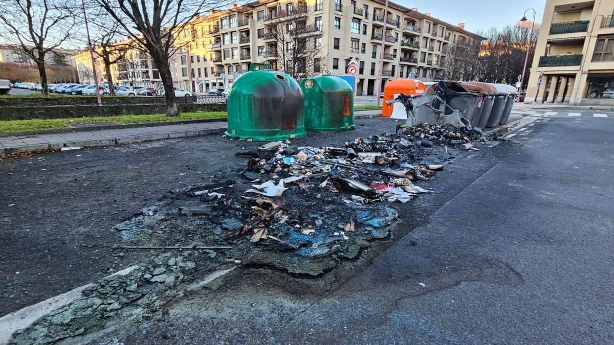 Contenedores calcinados en Zarautz.