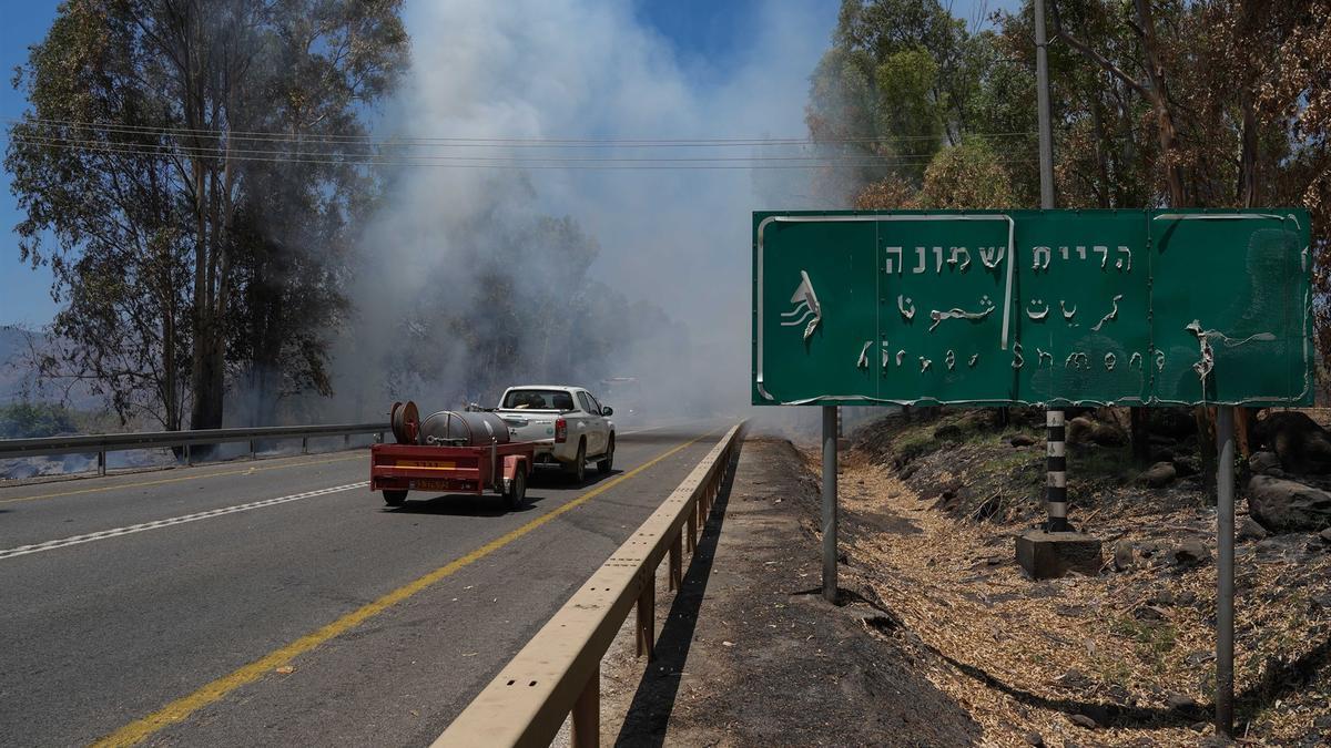 Columnas de humo en el norte de Israel tras un ataque con proyectiles por parte del partido-milicia chií Hezbolá desde el sur de Líbano