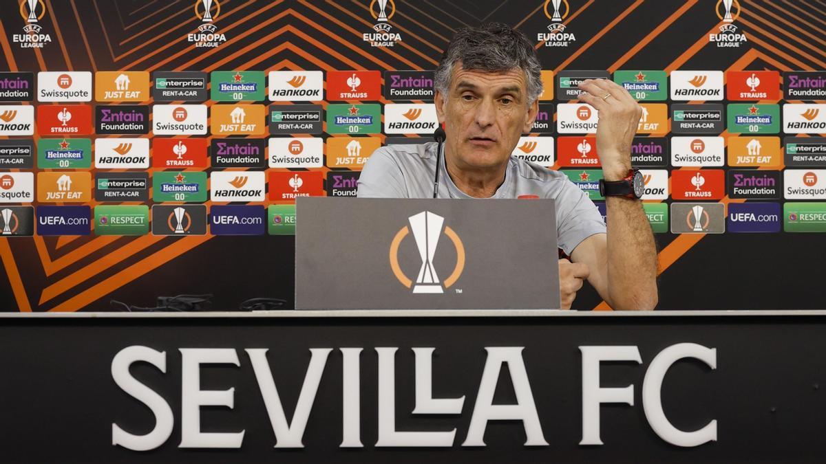 Mendilibar, durante una rueda de prensa con el Sevilla.