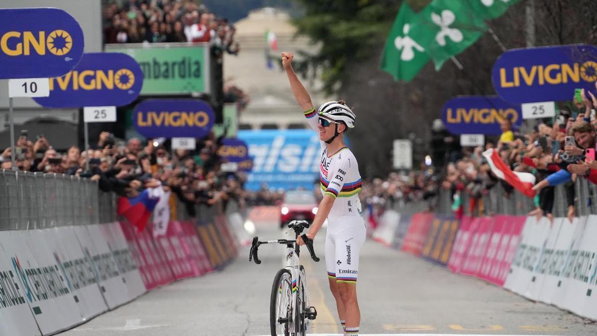 Tadej Pogacar festeja la victoria en Il Lombardia.