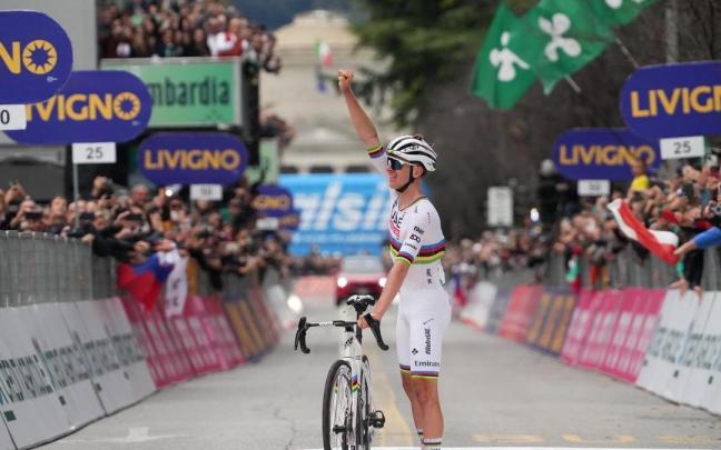 Tadej Pogacar festeja la victoria en Il Lombardia.