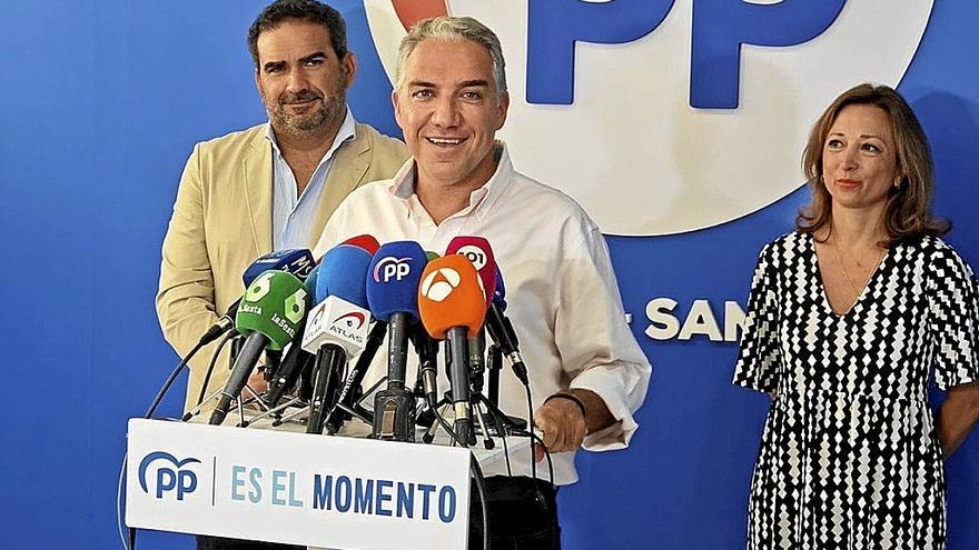 El coordinador general del PP, Elías Bendodo, ayer en rueda de prensa en Málaga.