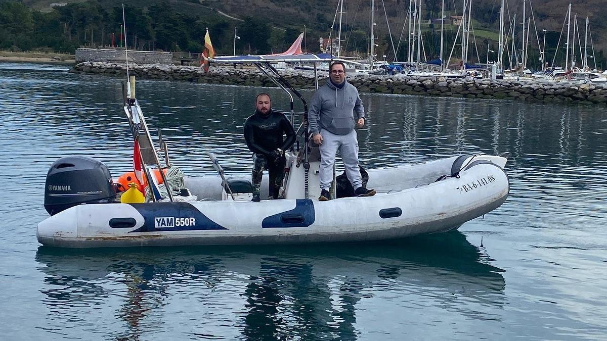 Iñigo Aranguren y Ladis Calparsoro, el día que recuperaron la escultura 'Zinka' en la ría de Zumaia.