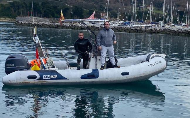 Iñigo Aranguren y Ladis Calparsoro, el día que recuperaron la escultura 'Zinka' en la ría de Zumaia.