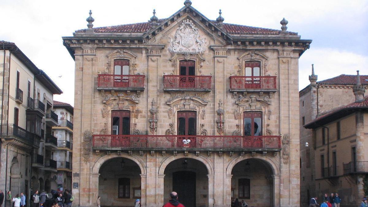 La iluminación ornamental de la fachada del ayuntamiento se realizará mediante proyectores LED capaces de emitir tanto luz blanca como diferentes tonalidades de color.