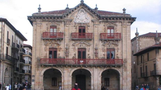 La iluminación ornamental de la fachada del ayuntamiento se realizará mediante proyectores LED capaces de emitir tanto luz blanca como diferentes tonalidades de color.