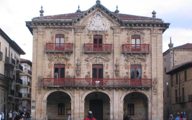 La iluminación ornamental de la fachada del ayuntamiento se realizará mediante proyectores LED capaces de emitir tanto luz blanca como diferentes tonalidades de color.