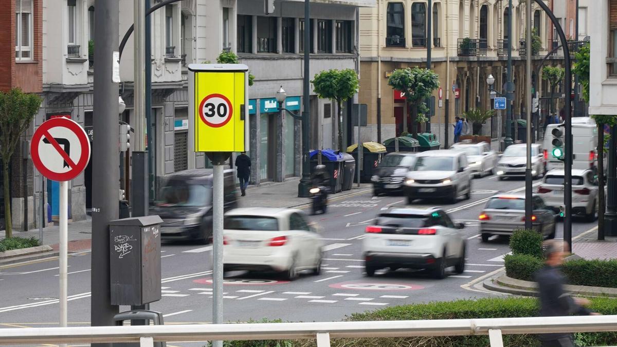 Tráfico en una vía urbana con la velocidad controlada por radar.