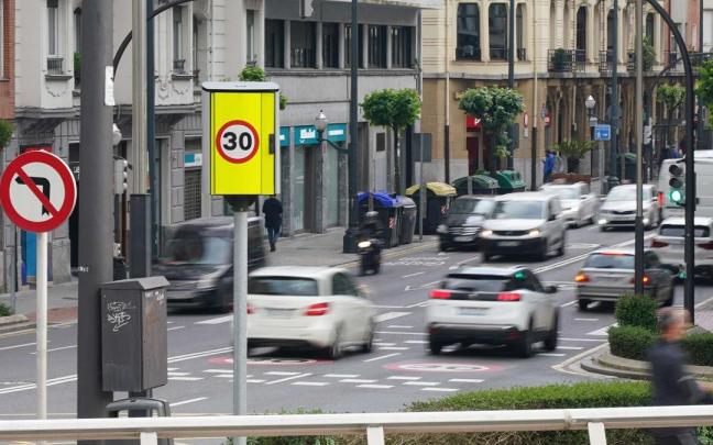 Tráfico en una vía urbana con la velocidad controlada por radar.