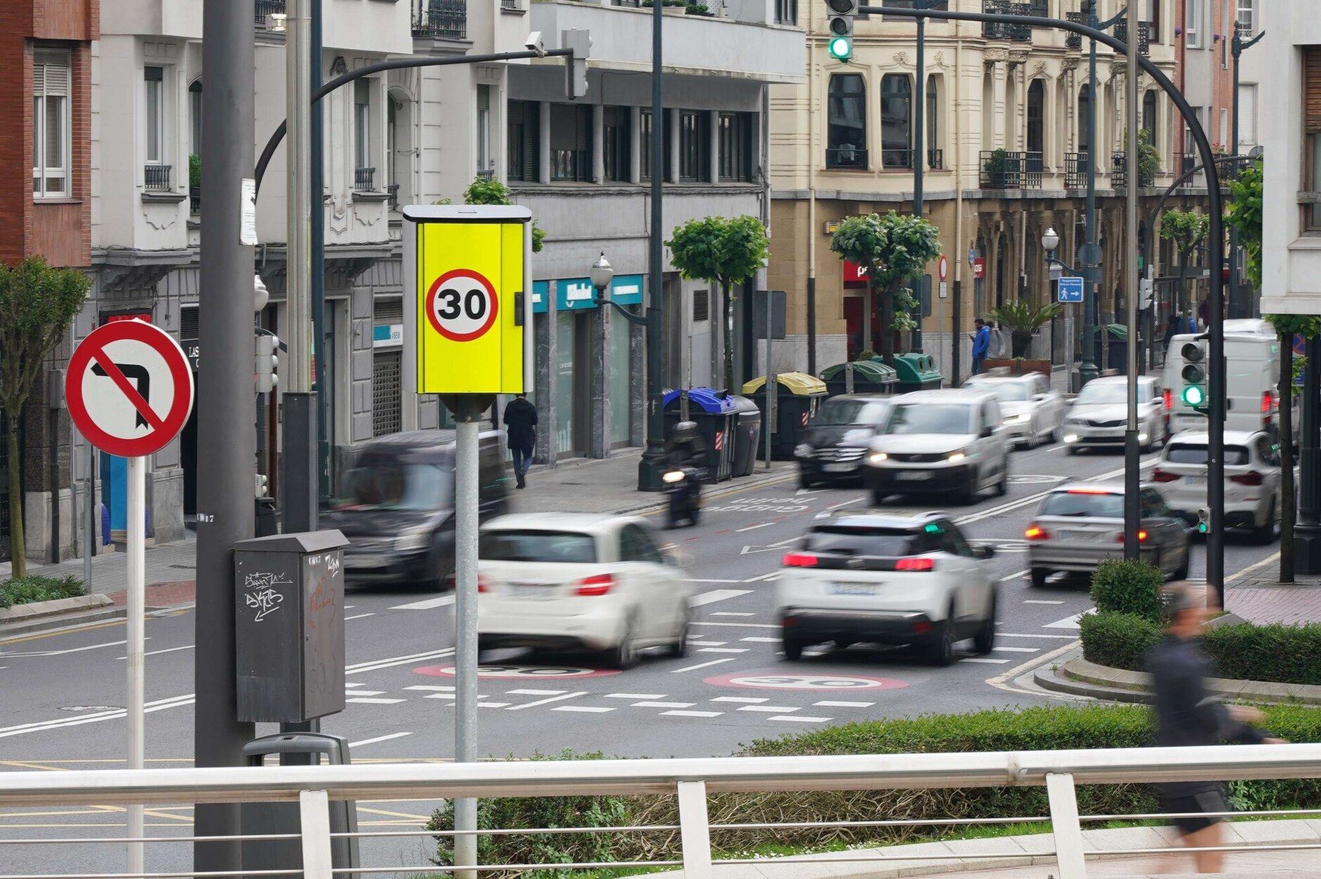 Tráfico en una vía urbana con la velocidad controlada por radar.