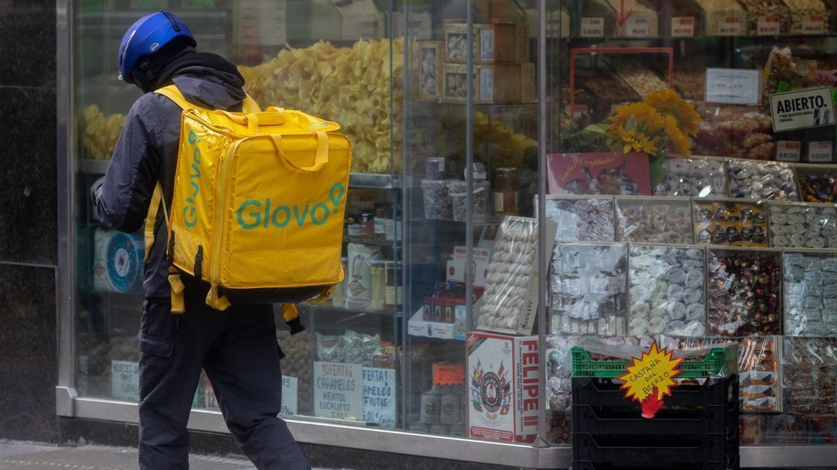 Un repartidor de Glovo en una foto de archivo.