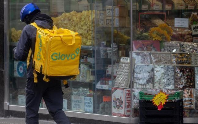 Un repartidor de Glovo en una foto de archivo. / EP Un repartidor de Glovo en una foto de archivo.
