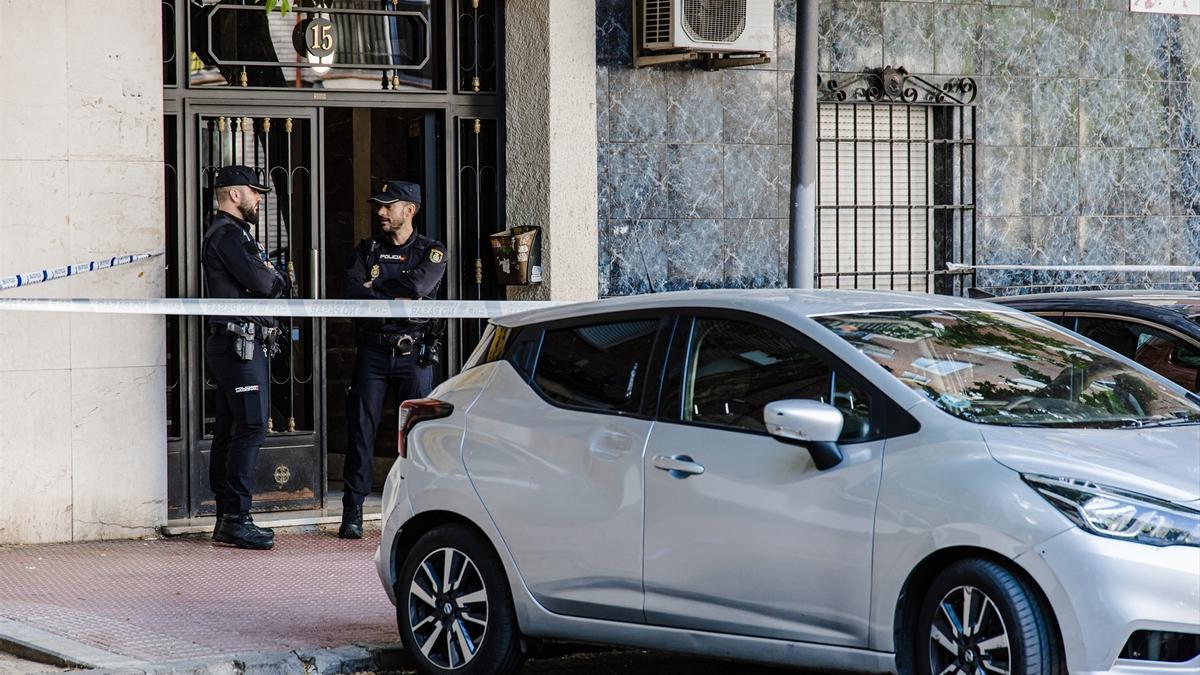 Policías frente al inmueble en el que ha ocurrido el apuñalamiento.