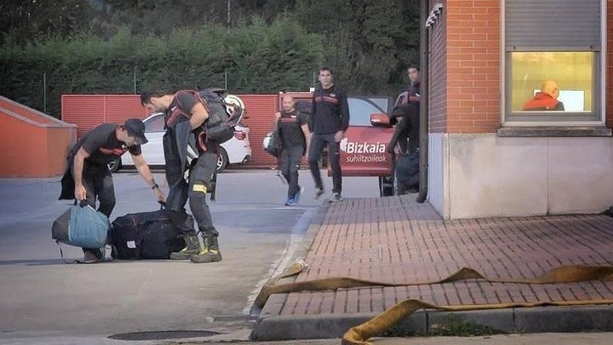 Una nueva dotación de bomberos de Bizkaia parte para Valencia.