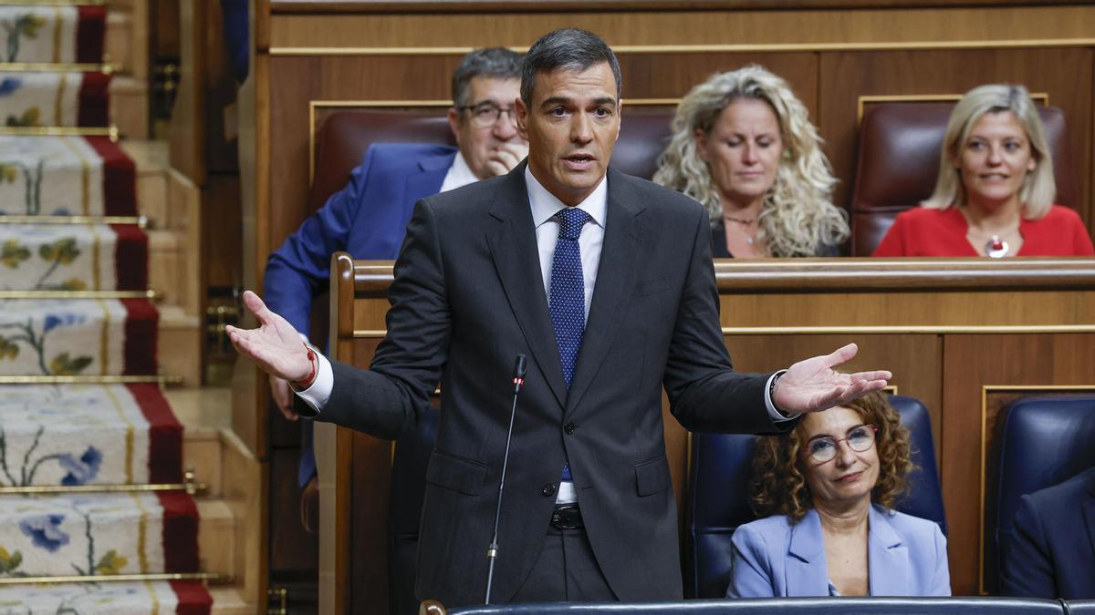 Sánchez interviene en la sesión de control en el Congreso.