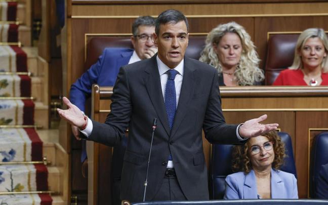 Sánchez interviene en la sesión de control en el Congreso.