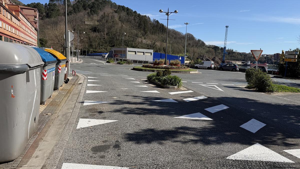 Triángulos pintados en la calzada para reducir la velocidad.