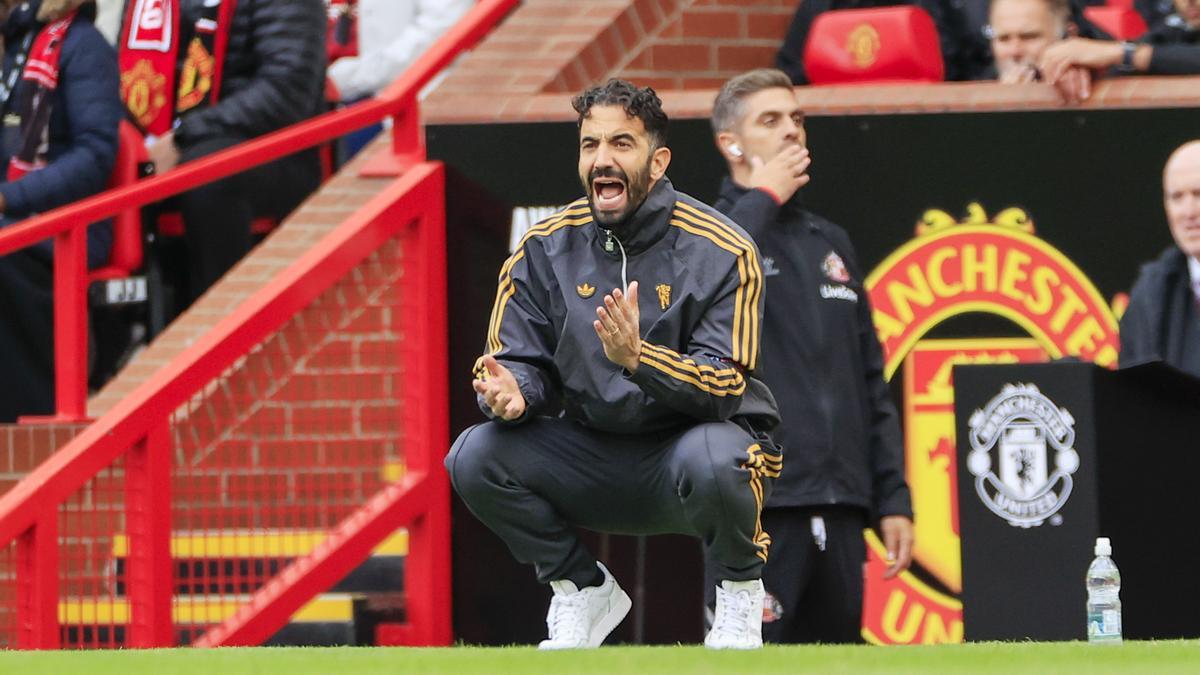 Amorim trata de alentar a sus jugadores durante un partido.