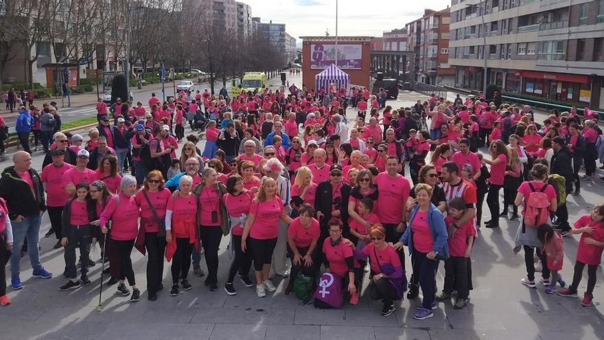 Un millar de personas recorre tres kilómetros por las calles de Leioa a paso feminista