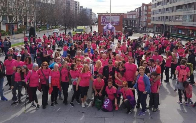 Un millar de personas recorre tres kilómetros por las calles de Leioa a paso feminista Un millar de personas recorre tres kilómetros por las calles de Leioa a paso feminista