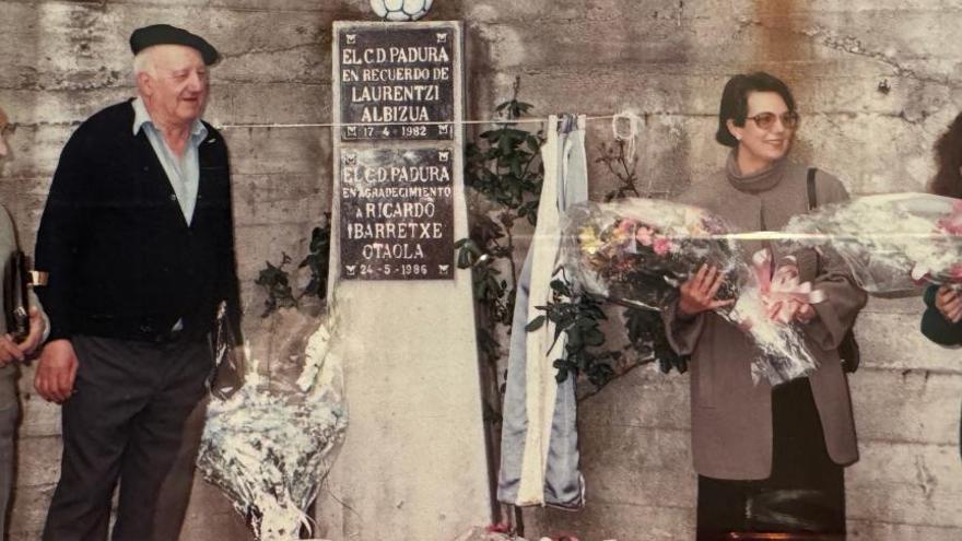 Inauguración, en 1985, de la placa colocada en el campo de fútbol Santo Cristo en recuerdo de Ricardo Ibarretxe