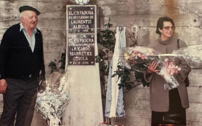 Inauguración, en 1985, de la placa colocada en el campo de fútbol Santo Cristo en recuerdo de Ricardo Ibarretxe