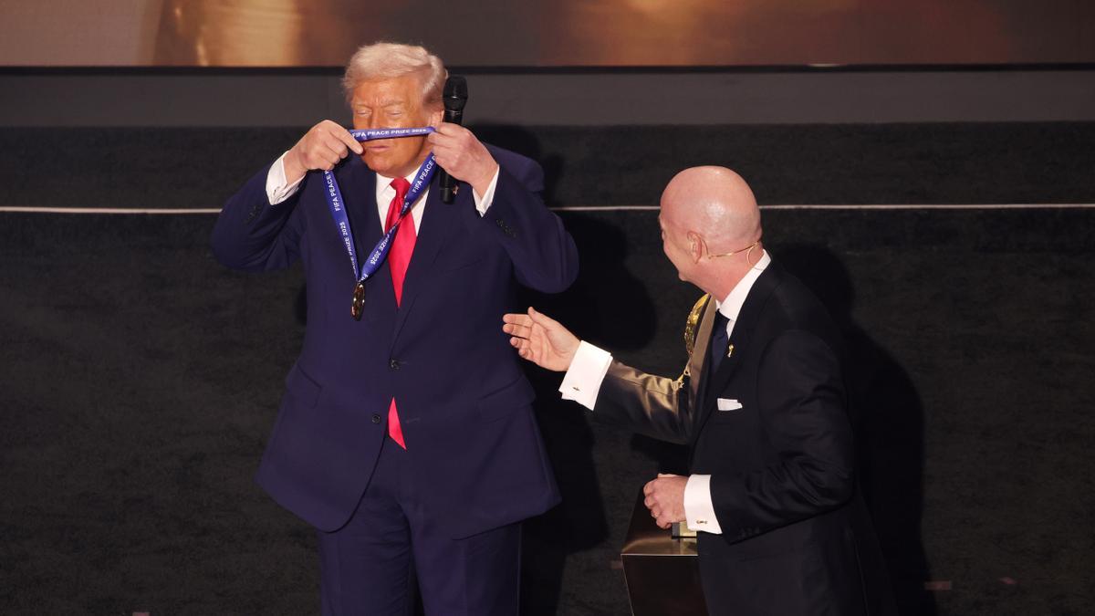 Donald Trump recogiendo el 'FIFA de la paz'
