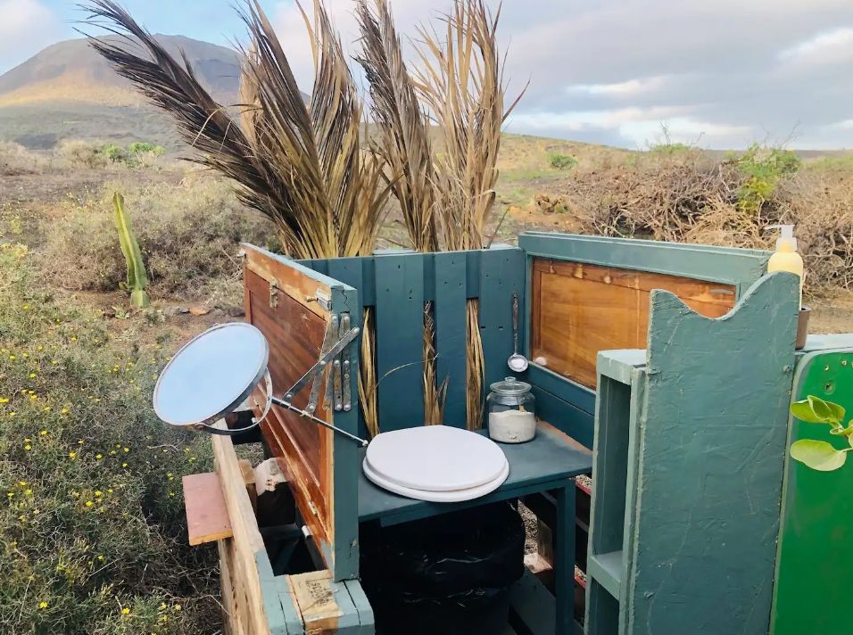 El baño de la polémica cabaña.
