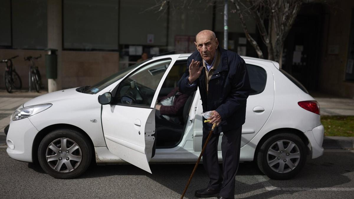 Blas Asín saluda antes de montarse en el Peugeot 206 y llevar a su mujer a casa