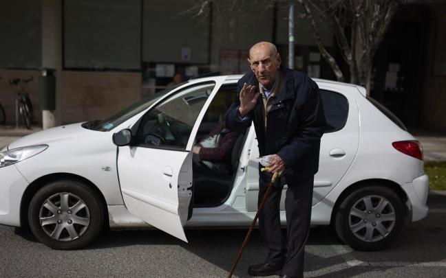 Blas Asín saluda antes de montarse en el Peugeot 206 y llevar a su mujer a casa Blas Asín saluda antes de montarse en el Peugeot 206 y llevar a su mujer a casa