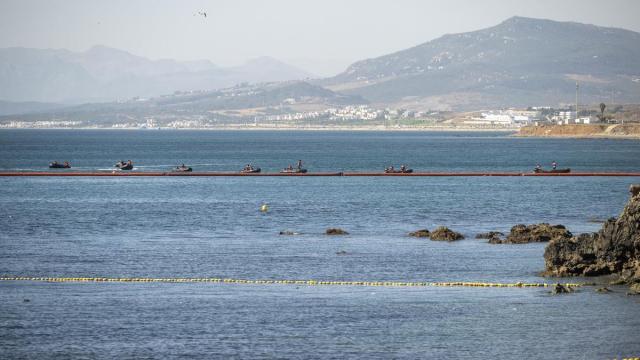 Las barreras de contención instaladas por el Gobierno en Ceuta ya están "plenamente" operativas