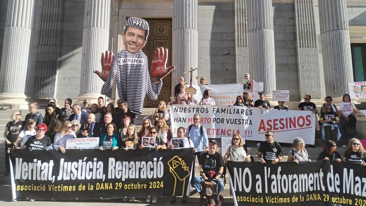 Víctimas de la dana protestan junto el Congreso para exigir a Mazón que deje la política: 'Ni más versiones ni mentiras'.