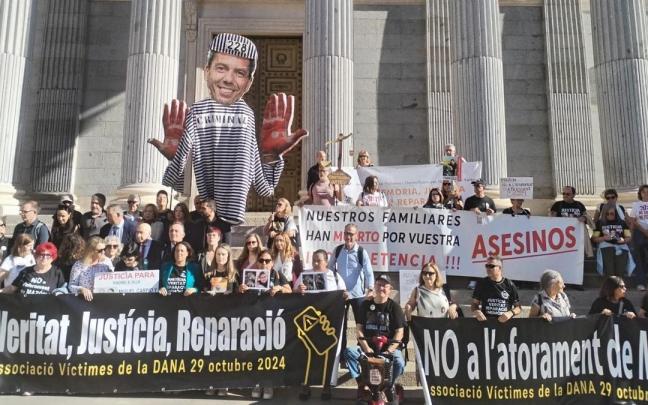 Víctimas de la dana protestan junto el Congreso para exigir a Mazón que deje la política: 'Ni más versiones ni mentiras'.
