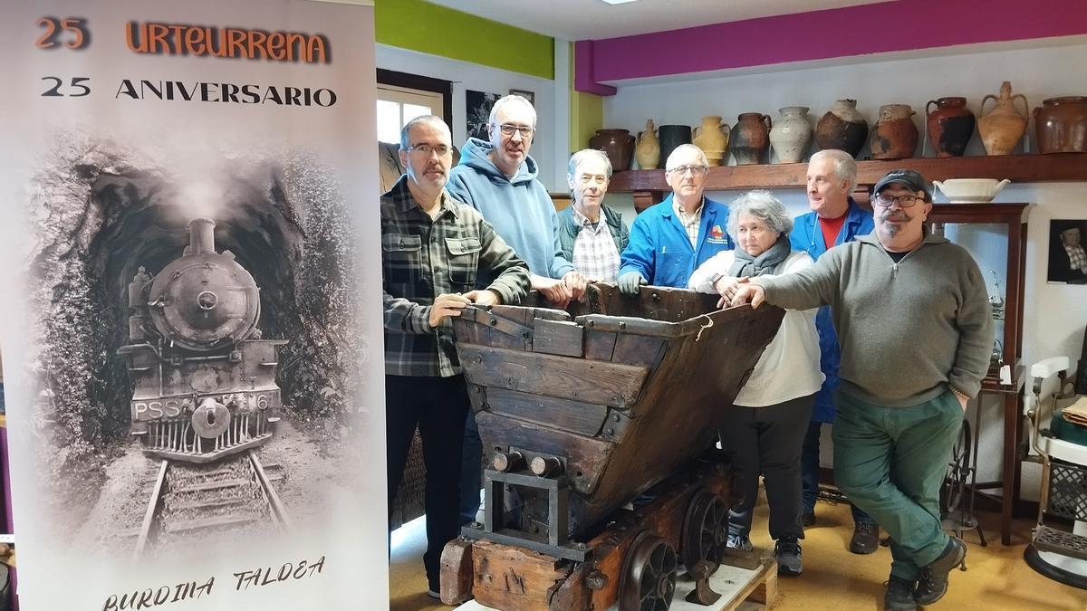 El grupo motor, junto a la vagoneta.