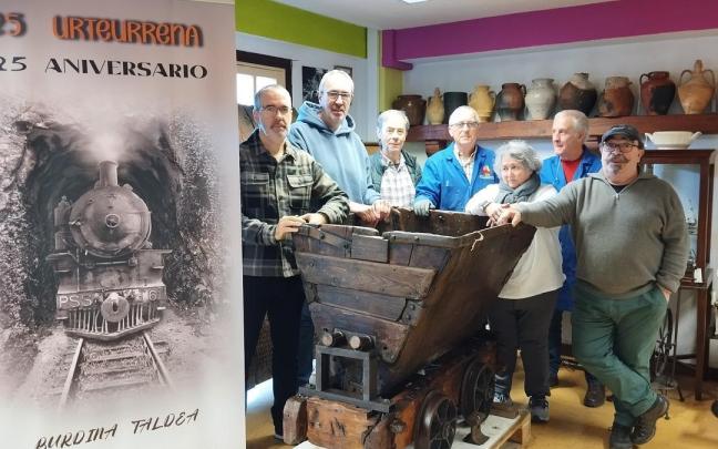 El grupo motor, junto a la vagoneta.