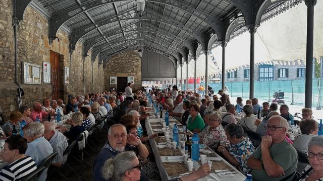 Mayores de Laudio en una comida popular en fiestas